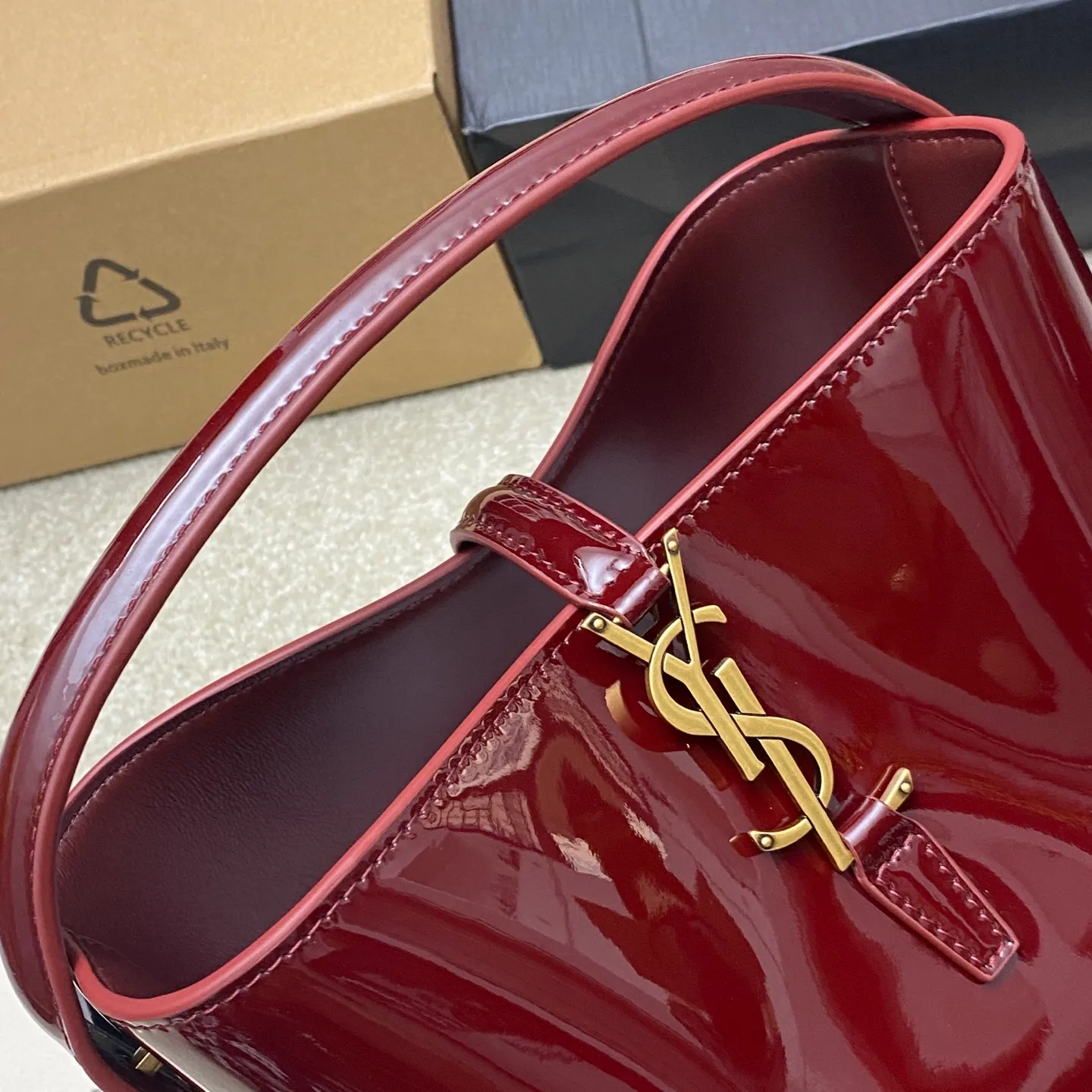 Patent leather maroon/gold 🌈New LE 5À7 series small bucket bag, black super good-looking bucket bag with handle_New style of bag, made of Italian calfskin, the bag has a simple and three-dimensional outline, looks stiff but not too sharp, with four metal feet at the bottom, and a plug-in bag buckle with a classic iconic metal logo, the whole gives a unique temperament that is both classic and elegant, yet very fashionable and modern! 20240880 Model: 749036 [original leather] Size: 20x17x13cm