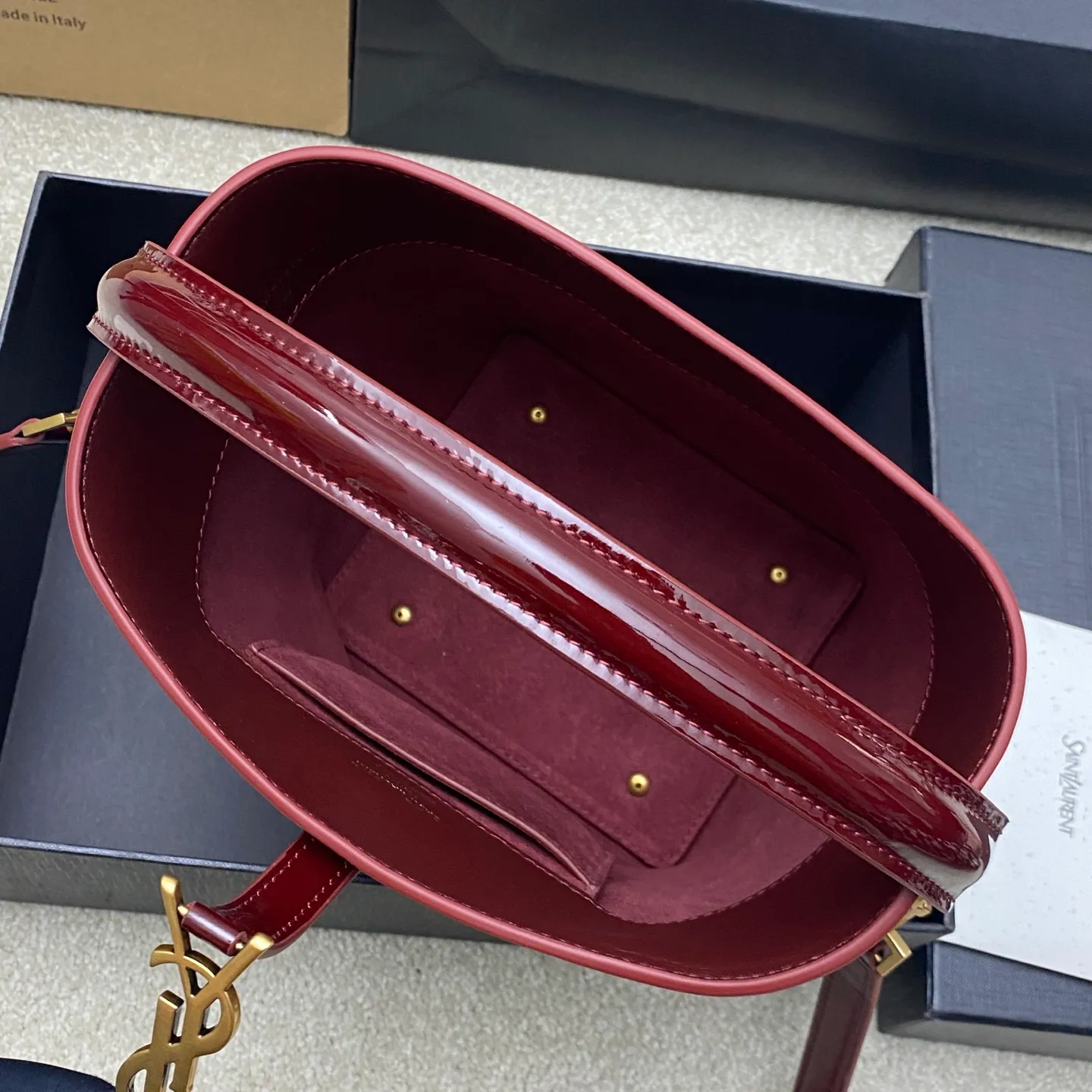 Patent leather maroon/gold 🌈New LE 5À7 series small bucket bag, black super good-looking bucket bag with handle_New style of bag, made of Italian calfskin, the bag has a simple and three-dimensional outline, looks stiff but not too sharp, with four metal feet at the bottom, and a plug-in bag buckle with a classic iconic metal logo, the whole gives a unique temperament that is both classic and elegant, yet very fashionable and modern! 20240880 Model: 749036 [original leather] Size: 20x17x13cm
