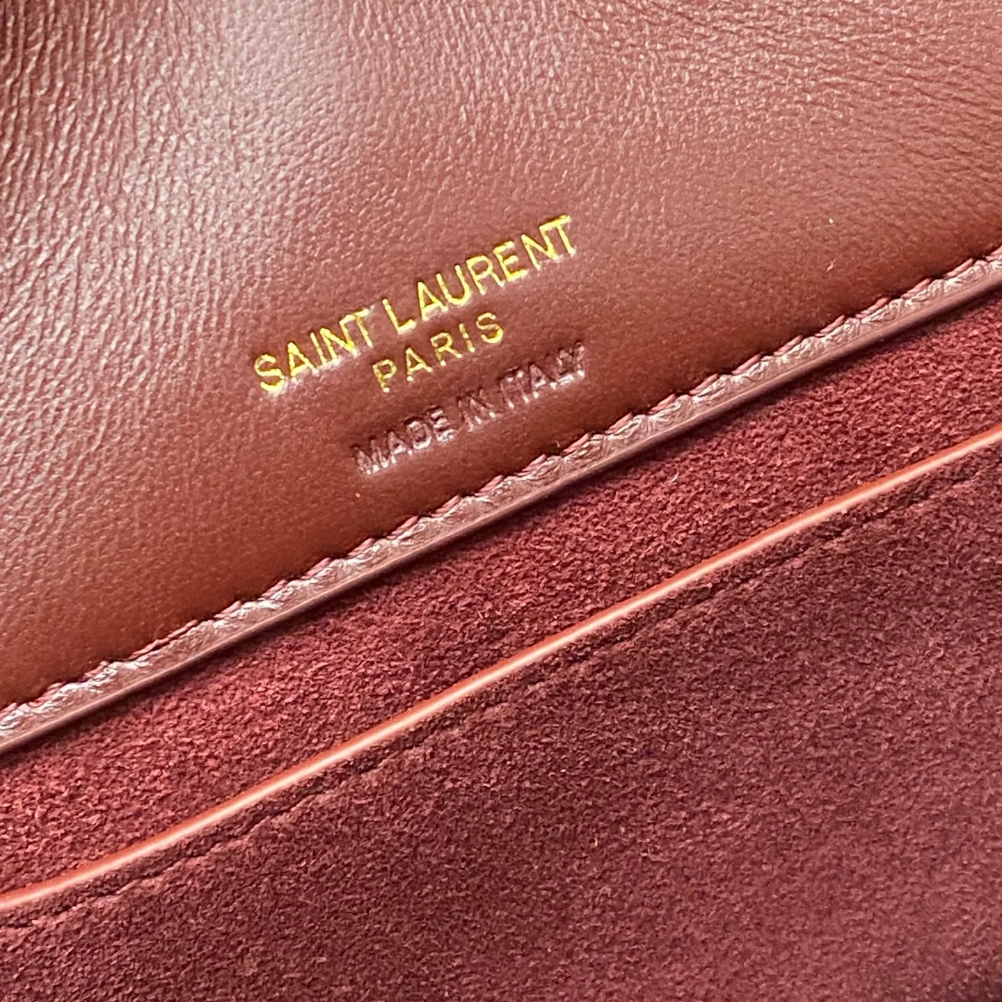 Patent leather maroon/gold 🌈New LE 5À7 series small bucket bag, black super good-looking bucket bag with handle_New style of bag, made of Italian calfskin, the bag has a simple and three-dimensional outline, looks stiff but not too sharp, with four metal feet at the bottom, and a plug-in bag buckle with a classic iconic metal logo, the whole gives a unique temperament that is both classic and elegant, yet very fashionable and modern! 20240880 Model: 749036 [original leather] Size: 20x17x13cm