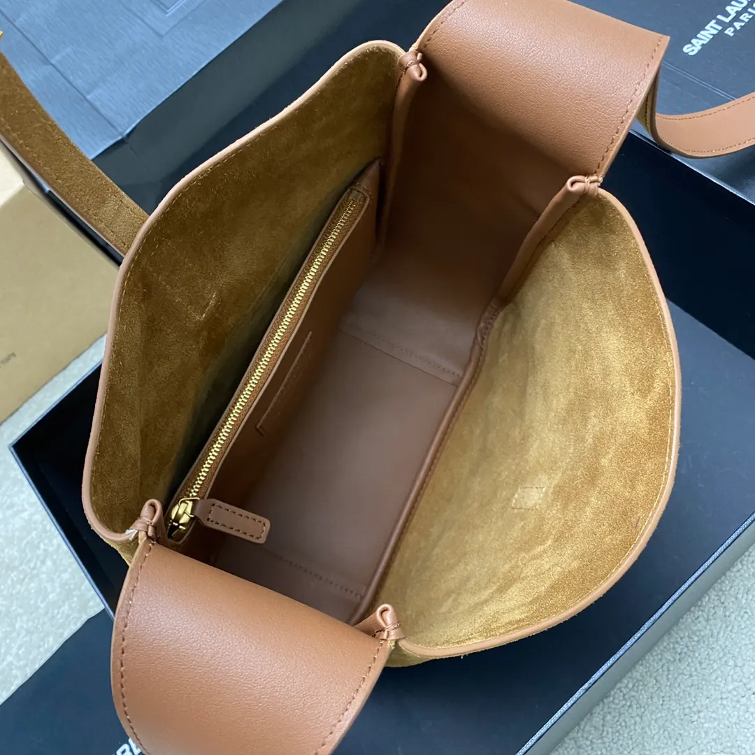 💰1560 Frosted Brown Leather/Ancient Gold 🌈▪ROSE▪️ New style for autumn and winter, same style as Korean star Hobo!! This year’s extremely popular armpit bag Y Family is late but it’s here! ! The outline of the bag is simple and three-dimensional, and it looks stiff but not too sharp. Paired with the brand's iconic plug-in buckle, the overall look gives a unique temperament that is both classic and elegant, yet very fashionable and modern👍20220780 Model: 713938 [original leather] Size: 23x22x8cm