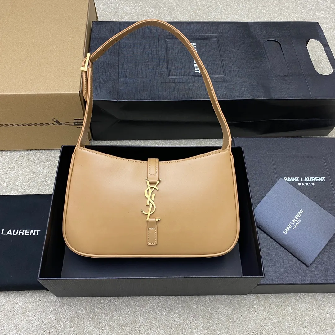 Caramel color plain/gold buckle 🌈2022 spring and summer new armpit bag 🔥One of this year's treasure bags 👍Minimalist shape + metal logo buckle opening and closing design Adjustable shoulder strap Simple, beautiful and high-end feel The bag is light and easy to match The wife is so beautiful✨The bag has sufficient capacity💋20220680 Model: 657228 [Original leather] Size: 24.5*14*6cm