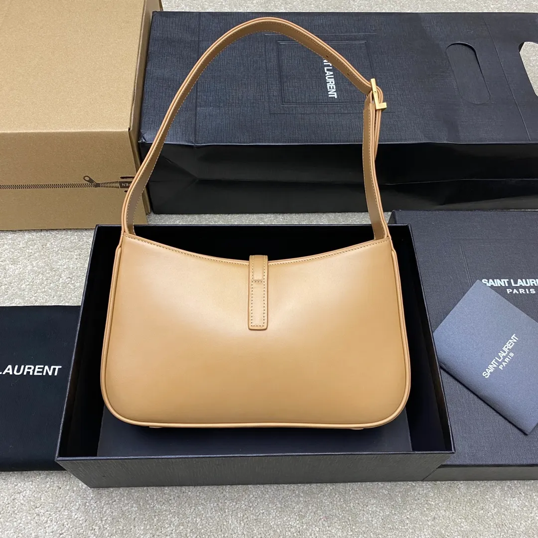 Caramel color plain/gold buckle 🌈2022 spring and summer new armpit bag 🔥One of this year's treasure bags 👍Minimalist shape + metal logo buckle opening and closing design Adjustable shoulder strap Simple, beautiful and high-end feel The bag is light and easy to match The wife is so beautiful✨The bag has sufficient capacity💋20220680 Model: 657228 [Original leather] Size: 24.5*14*6cm