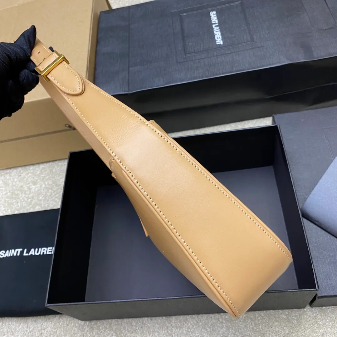 Caramel color plain/gold buckle 🌈2022 spring and summer new armpit bag 🔥One of this year's treasure bags 👍Minimalist shape + metal logo buckle opening and closing design Adjustable shoulder strap Simple, beautiful and high-end feel The bag is light and easy to match The wife is so beautiful✨The bag has sufficient capacity💋20220680 Model: 657228 [Original leather] Size: 24.5*14*6cm