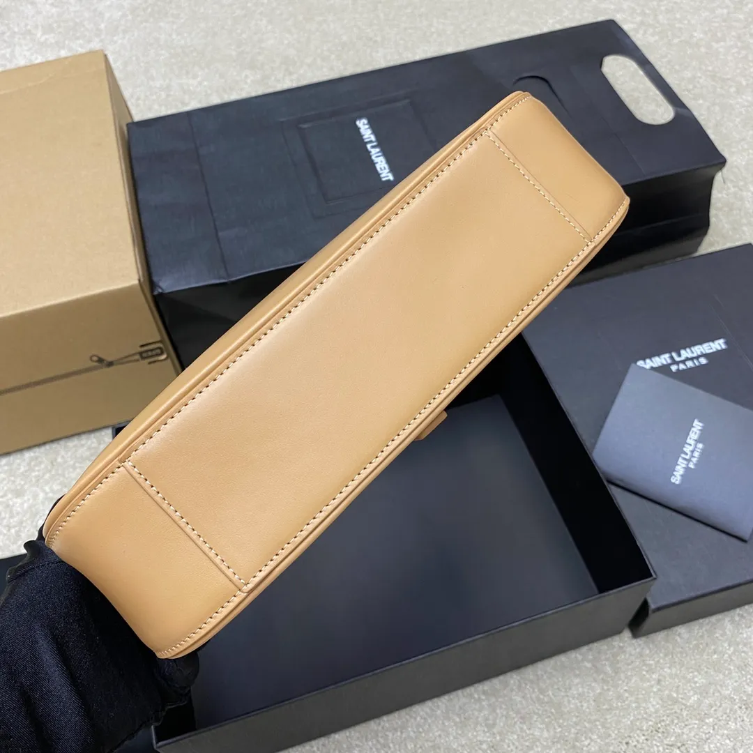 Caramel color plain/gold buckle 🌈2022 spring and summer new armpit bag 🔥One of this year's treasure bags 👍Minimalist shape + metal logo buckle opening and closing design Adjustable shoulder strap Simple, beautiful and high-end feel The bag is light and easy to match The wife is so beautiful✨The bag has sufficient capacity💋20220680 Model: 657228 [Original leather] Size: 24.5*14*6cm