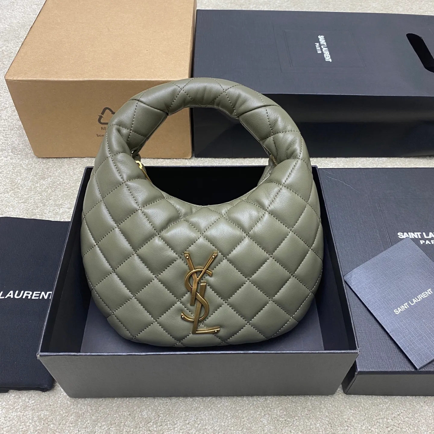 Gray green sheepskin/gold 🌈ICARE baby nappa sheepskin handbag The much-anticipated croissant-shaped bag 🥐 makes its debut, embellished with the iconic metal logo, perfectly combining retro and modern feel, making it one of the most anticipated It Bags this season. Whether it's for daily outings or night parties, this bag can be easily carried! 20250750 Model: 851689 [original leather] Size: 17cm×18×4cm