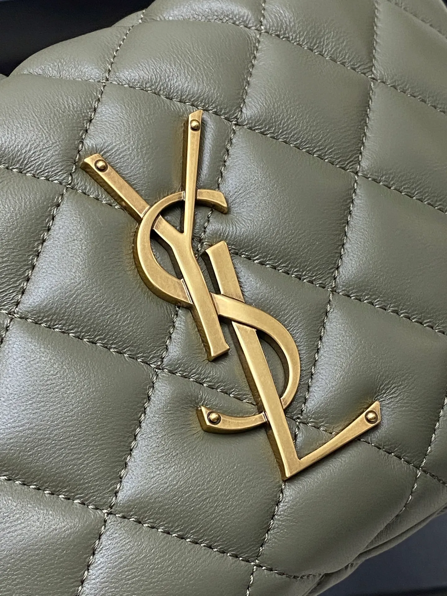 Gray green sheepskin/gold 🌈ICARE baby nappa sheepskin handbag The much-anticipated croissant-shaped bag 🥐 makes its debut, embellished with the iconic metal logo, perfectly combining retro and modern feel, making it one of the most anticipated It Bags this season. Whether it's for daily outings or night parties, this bag can be easily carried! 20250750 Model: 851689 [original leather] Size: 17cm×18×4cm