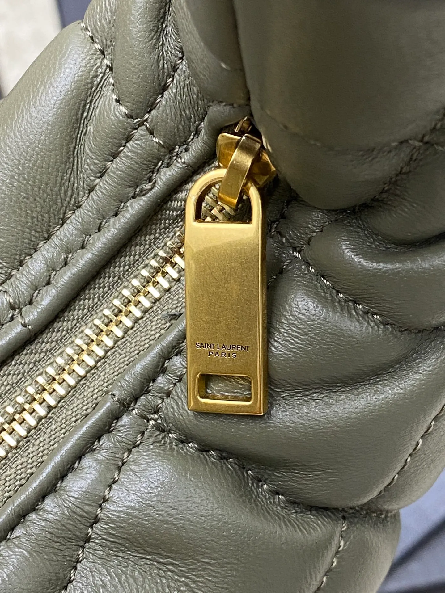 Gray green sheepskin/gold 🌈ICARE baby nappa sheepskin handbag The much-anticipated croissant-shaped bag 🥐 makes its debut, embellished with the iconic metal logo, perfectly combining retro and modern feel, making it one of the most anticipated It Bags this season. Whether it's for daily outings or night parties, this bag can be easily carried! 20250750 Model: 851689 [original leather] Size: 17cm×18×4cm
