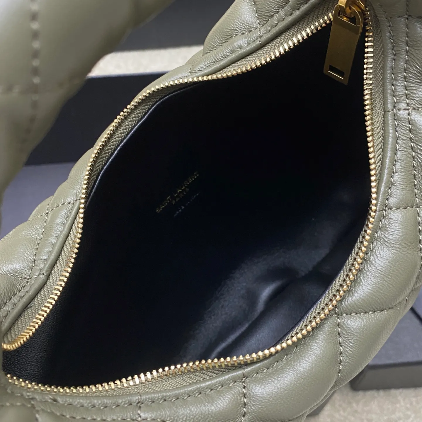Gray green sheepskin/gold 🌈ICARE baby nappa sheepskin handbag The much-anticipated croissant-shaped bag 🥐 makes its debut, embellished with the iconic metal logo, perfectly combining retro and modern feel, making it one of the most anticipated It Bags this season. Whether it's for daily outings or night parties, this bag can be easily carried! 20250750 Model: 851689 [original leather] Size: 17cm×18×4cm