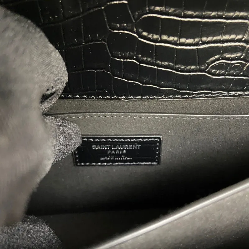 💰1500 Crocodile pattern black/antique gold 🌈𝑺𝒖𝒏𝒔𝒆𝒕 𝟮𝟮𝒄𝒎#Classic luxurious crocodile pattern sunset bag original leather version! Friends who like crocodile pattern bags cannot miss this one! High-quality genuine leather, genuine mold-making hardware, pursuing every detail, striving to be infinitely close to genuine 👍20210750 Size: 22x8x16cm Model: 442906 [Original leather]