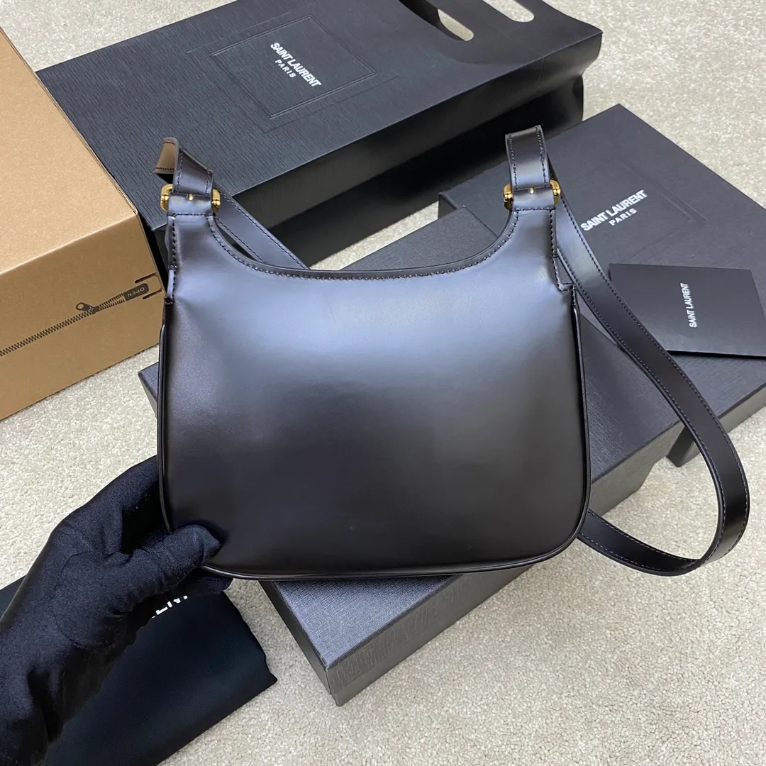 💰1560 black plain leather/gold 🌈2022 new saddle bag CHARLIE medium smooth leather shoulder bag, CHARLIE medium smooth leather shoulder bag, CHARLIE medium front flap shoulder bag, decorated with metal intertwined YSL letter logo, with side accordion bag design, adjustable strap with buckle, can be used for shoulder or crossbody👍20220780 Model: 686742 [original leather] Size: 23x17x4cm