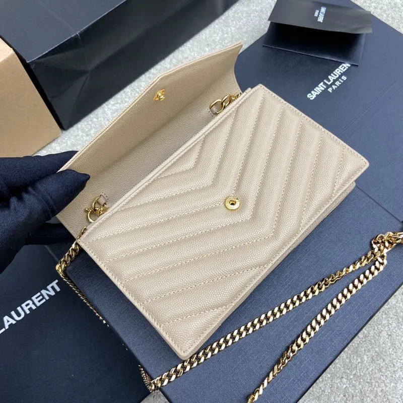 Apricot ball pattern leather/gold buckle 🌈woc small envelope bag original leather version👍 Speaking of envelope bags, this one from Y must have a name! The entire bag is made of original caviar cowhide, with a three-dimensional shape and a comfortable feel! The detachable shoulder strap design enriches the versatility of the bag. The shoulder strap can be removed and used directly as a handbag & evening bag. It has multiple built-in card slots, which is extremely practical. You can bring your mobile phone and cards with you when you go out, and it can take you around the world easily‼ ️20210550 Model: 441974 [original leather] Size: 19*11.5*4cm