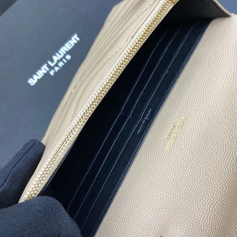 Apricot ball pattern leather/gold buckle 🌈woc small envelope bag original leather version👍 Speaking of envelope bags, this one from Y must have a name! The entire bag is made of original caviar cowhide, with a three-dimensional shape and a comfortable feel! The detachable shoulder strap design enriches the versatility of the bag. The shoulder strap can be removed and used directly as a handbag & evening bag. It has multiple built-in card slots, which is extremely practical. You can bring your mobile phone and cards with you when you go out, and it can take you around the world easily‼ ️20210550 Model: 441974 [original leather] Size: 19*11.5*4cm