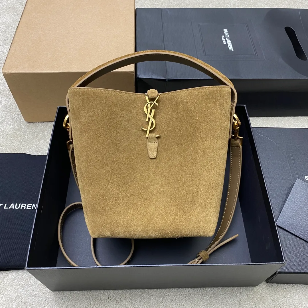 💰1760 Gold Leaf Brown/Ancient Gold 🌈New LE 5À7 series small bucket bag, black super nice bucket bag with handle_New new style of bag, made of Italian calfskin, the bag has a simple and three-dimensional outline, looks stiff but not too sharp, with four metal feet at the bottom, and a plug-in bag buckle with a classic iconic metal logo, the whole gives a unique temperament that is both classic and elegant, yet very fashionable and modern! 20230880 Model: 749036 [original leather] Size: 20x17x13cm
