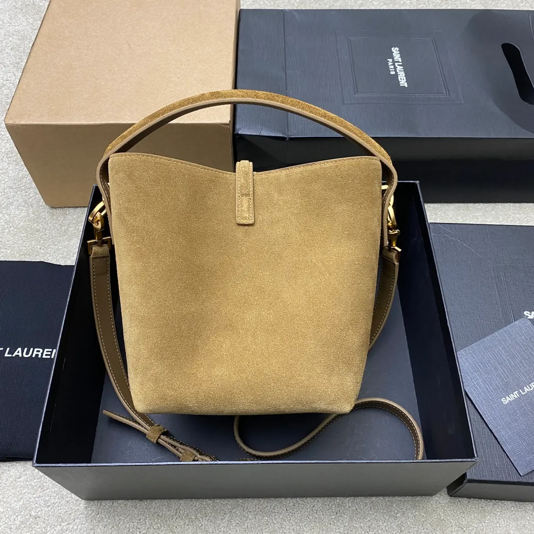 💰1760 Gold Leaf Brown/Ancient Gold 🌈New LE 5À7 series small bucket bag, black super nice bucket bag with handle_New new style of bag, made of Italian calfskin, the bag has a simple and three-dimensional outline, looks stiff but not too sharp, with four metal feet at the bottom, and a plug-in bag buckle with a classic iconic metal logo, the whole gives a unique temperament that is both classic and elegant, yet very fashionable and modern! 20230880 Model: 749036 [original leather] Size: 20x17x13cm