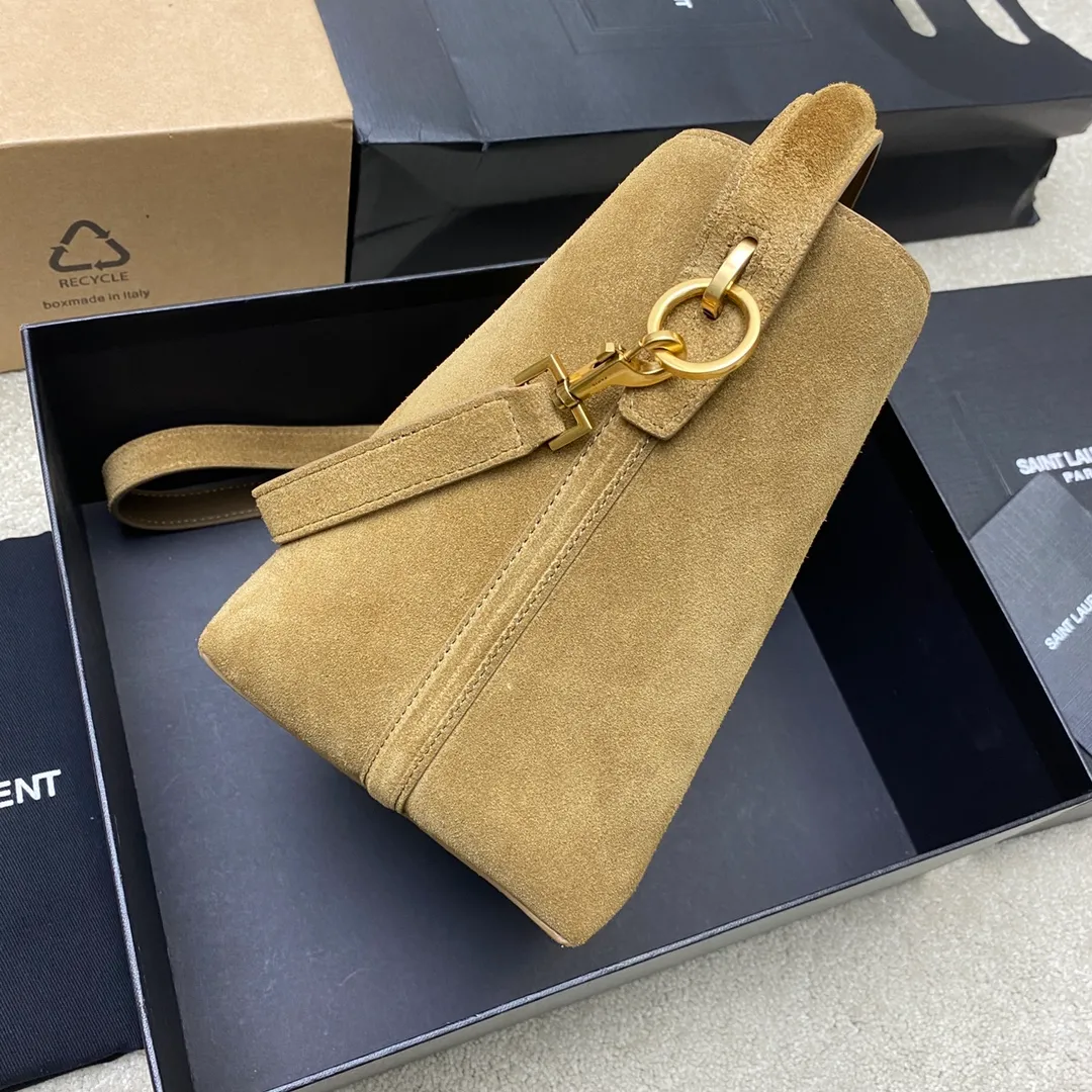 💰1760 Gold Leaf Brown/Ancient Gold 🌈New LE 5À7 series small bucket bag, black super nice bucket bag with handle_New new style of bag, made of Italian calfskin, the bag has a simple and three-dimensional outline, looks stiff but not too sharp, with four metal feet at the bottom, and a plug-in bag buckle with a classic iconic metal logo, the whole gives a unique temperament that is both classic and elegant, yet very fashionable and modern! 20230880 Model: 749036 [original leather] Size: 20x17x13cm