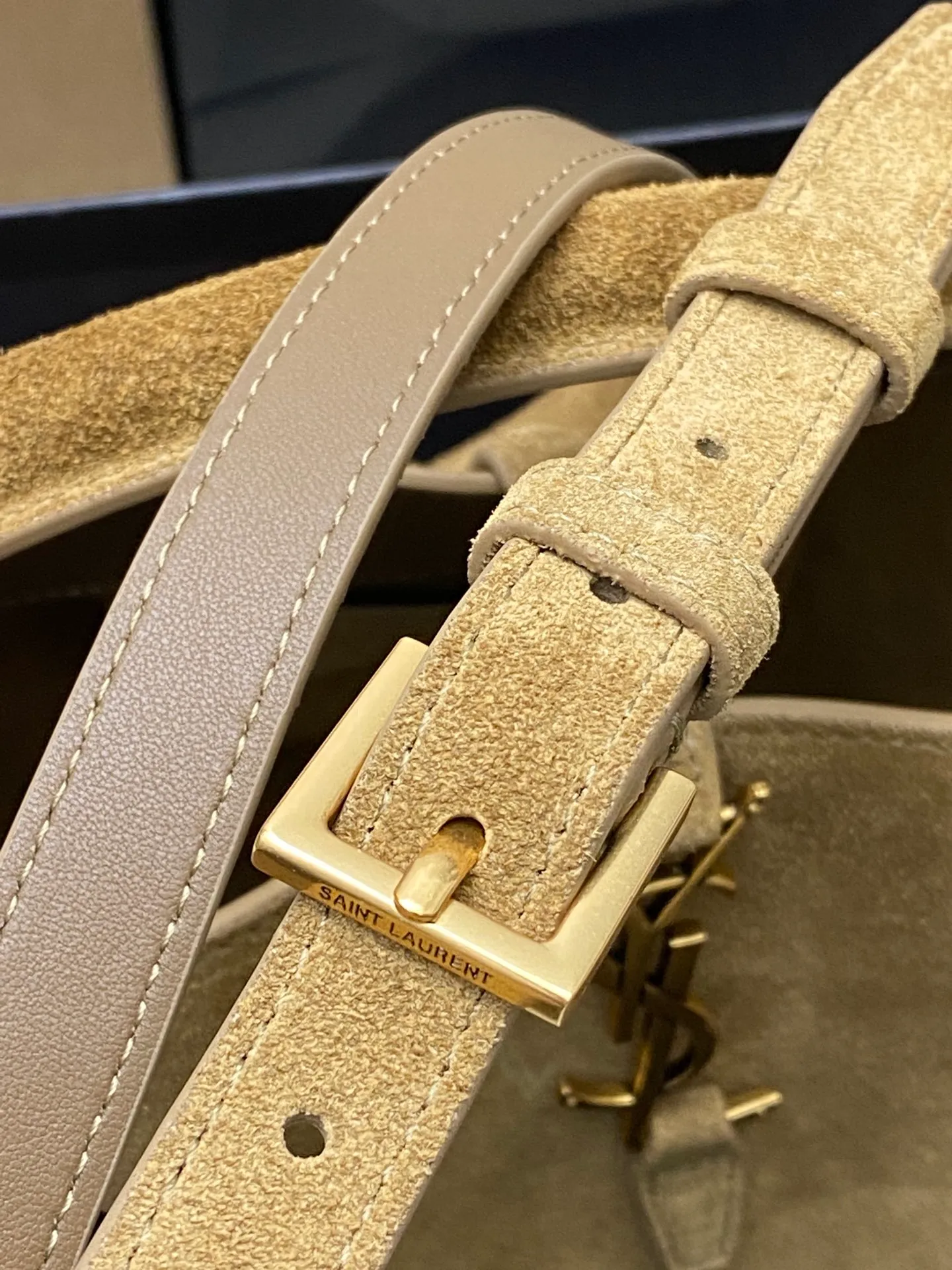 💰1760 Gold Leaf Brown/Ancient Gold 🌈New LE 5À7 series small bucket bag, black super nice bucket bag with handle_New new style of bag, made of Italian calfskin, the bag has a simple and three-dimensional outline, looks stiff but not too sharp, with four metal feet at the bottom, and a plug-in bag buckle with a classic iconic metal logo, the whole gives a unique temperament that is both classic and elegant, yet very fashionable and modern! 20230880 Model: 749036 [original leather] Size: 20x17x13cm