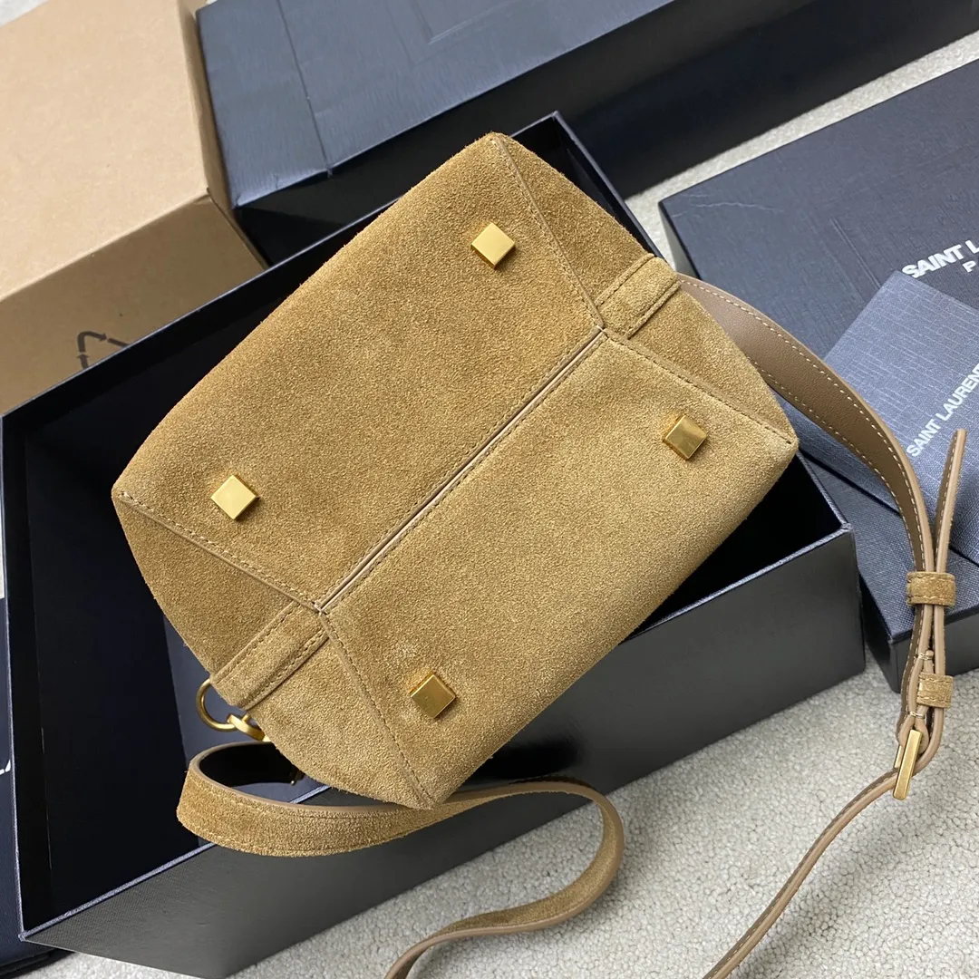 💰1760 Gold Leaf Brown/Ancient Gold 🌈New LE 5À7 series small bucket bag, black super nice bucket bag with handle_New new style of bag, made of Italian calfskin, the bag has a simple and three-dimensional outline, looks stiff but not too sharp, with four metal feet at the bottom, and a plug-in bag buckle with a classic iconic metal logo, the whole gives a unique temperament that is both classic and elegant, yet very fashionable and modern! 20230880 Model: 749036 [original leather] Size: 20x17x13cm
