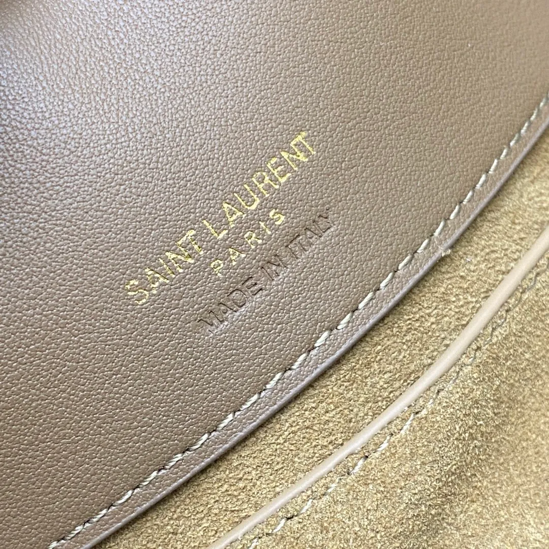 💰1760 Gold Leaf Brown/Ancient Gold 🌈New LE 5À7 series small bucket bag, black super nice bucket bag with handle_New new style of bag, made of Italian calfskin, the bag has a simple and three-dimensional outline, looks stiff but not too sharp, with four metal feet at the bottom, and a plug-in bag buckle with a classic iconic metal logo, the whole gives a unique temperament that is both classic and elegant, yet very fashionable and modern! 20230880 Model: 749036 [original leather] Size: 20x17x13cm