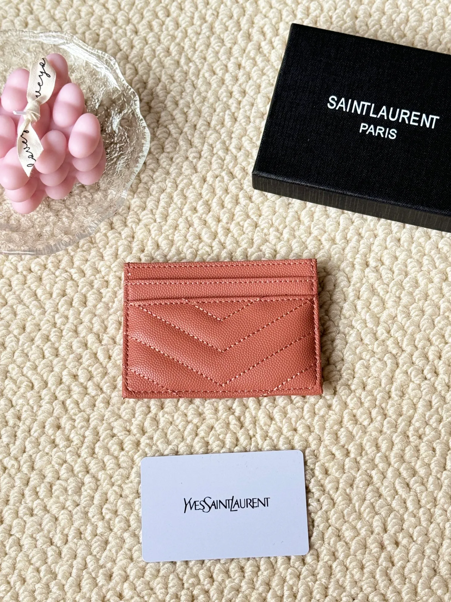 💰100 ysl Yves Saint Laurent's most classic genuine card bag, with sheepskin microfiber lining, jacquard embossed stitching sheepskin credit card holder, metal interlocking YSL logo original single-pair hardware, copied details Style number: 423291 Size: 10.5×7.5×0.5cm