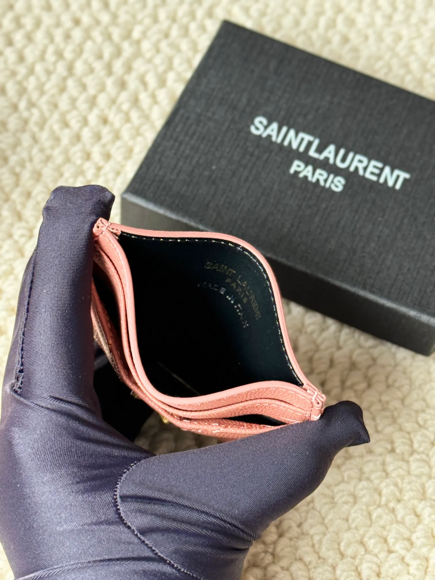 💰100 ysl Yves Saint Laurent's most classic genuine card bag, with sheepskin microfiber lining, jacquard embossed stitching sheepskin credit card holder, metal interlocking YSL logo original single-pair hardware, copied details Style number: 423291 Size: 10.5×7.5×0.5cm