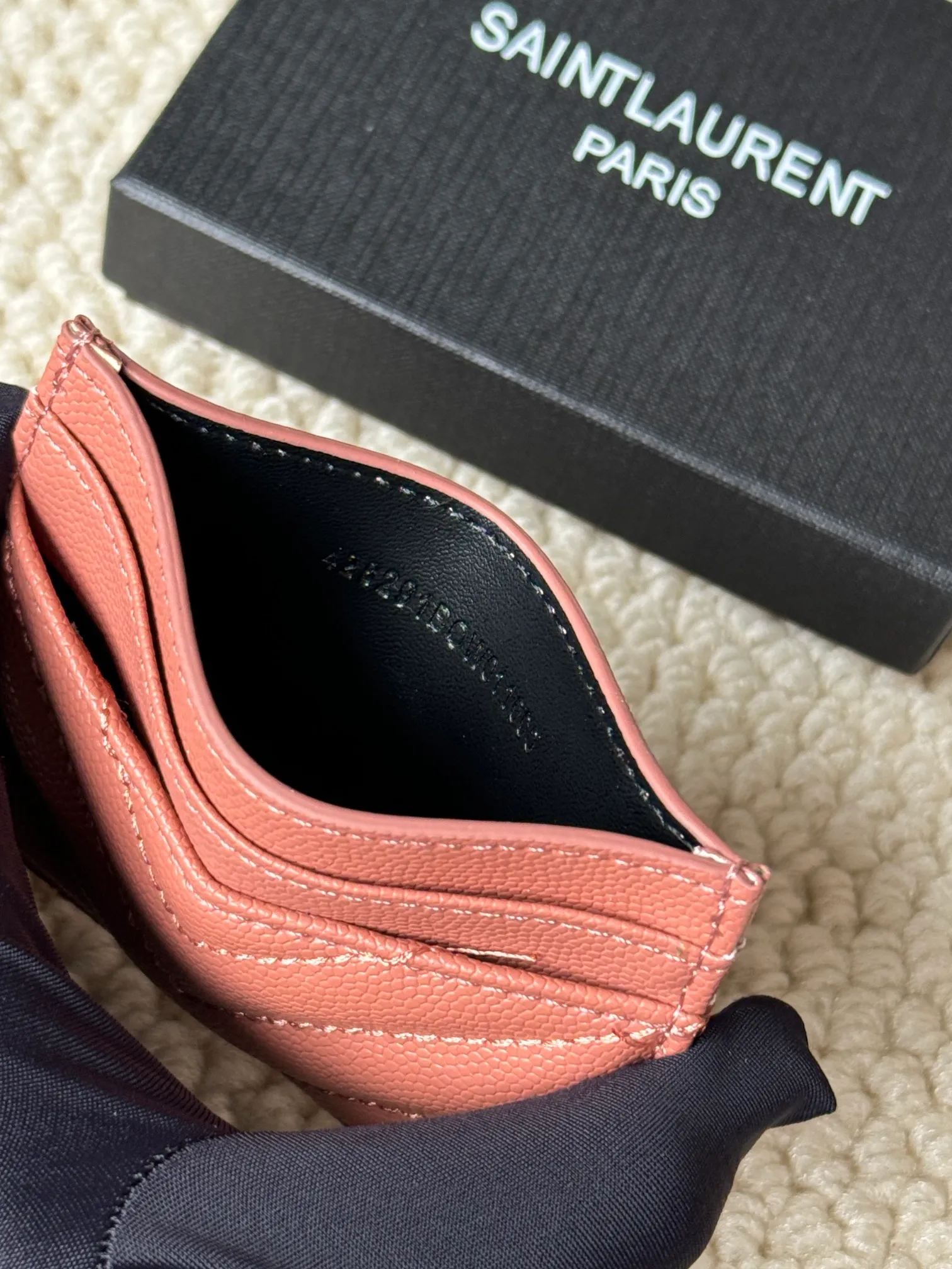 💰100 ysl Yves Saint Laurent's most classic genuine card bag, with sheepskin microfiber lining, jacquard embossed stitching sheepskin credit card holder, metal interlocking YSL logo original single-pair hardware, copied details Style number: 423291 Size: 10.5×7.5×0.5cm