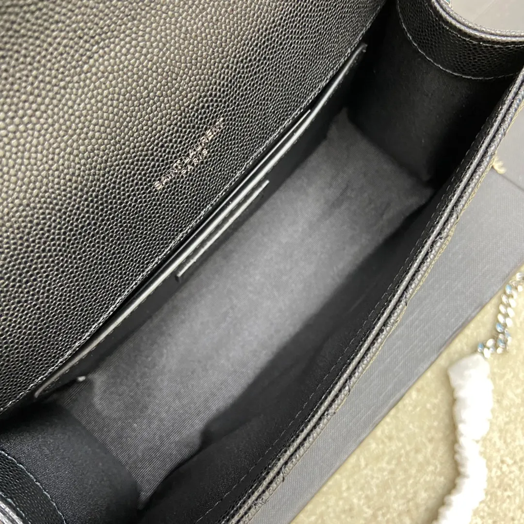 Black ball pattern/silver 🌈The new Envelope small caviar is made of top-grade imported cowhide with pressed caviar pattern, which is stunningly beautiful💋Classic is eternal‼ ️Versatile beyond imagination, elegant and fashionable all in one! The workmanship details are impeccable👍20220680 Model: 600915 [Original leather] Size: 21x13x6cm