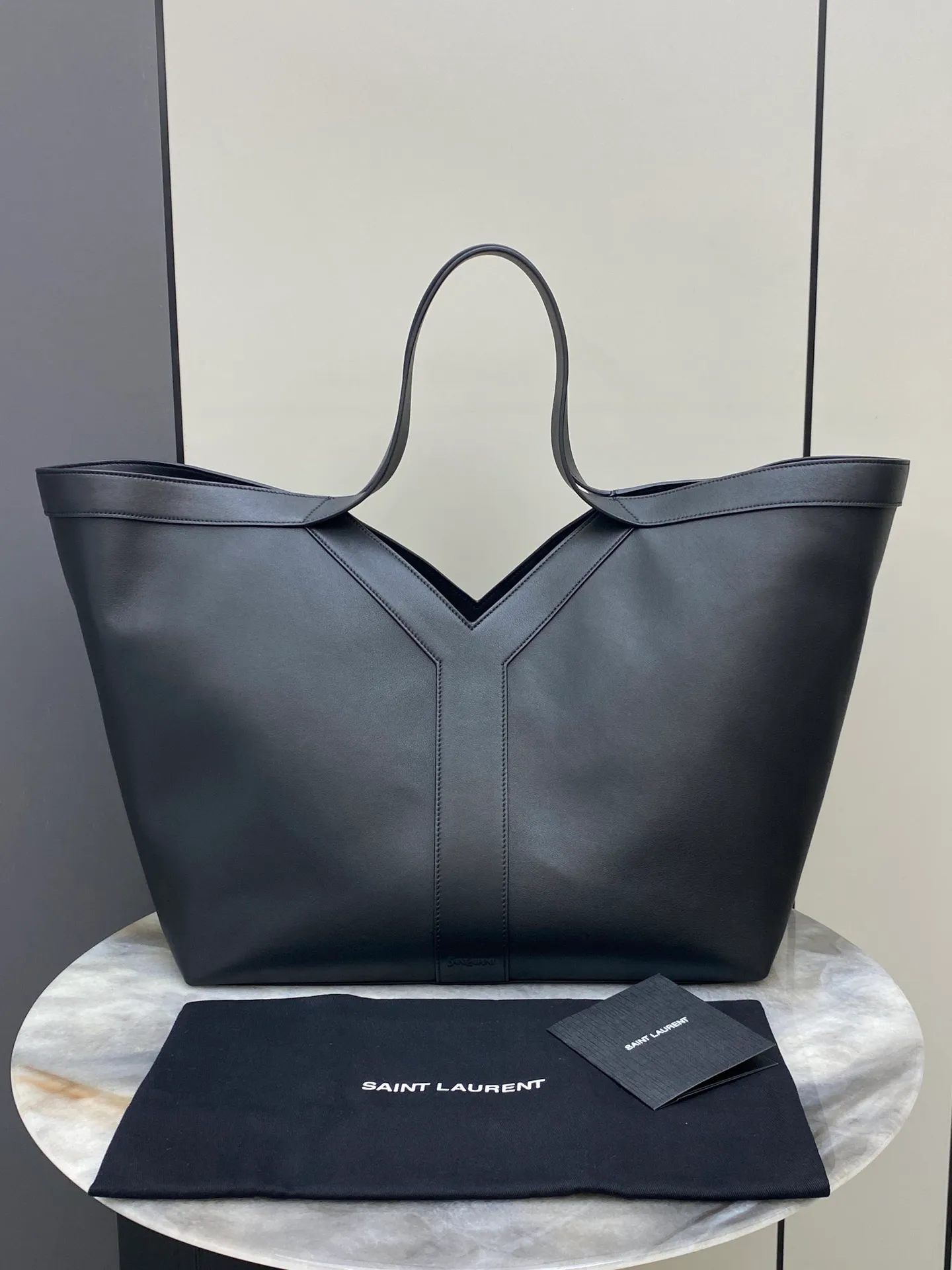 💰2700 Black plain/antique gold 🌈Y’s new fine grain leather tote bag! Fully lined design in tonal suede ~ embellished with a delicate Y letter logo inspired by the brand’s historical archives _ The shopping bag is lightweight and large in capacity! It has an internal zipper pocket and hook closure, suede lining, bronze metal hardware hook closure, an internal zipper pocket, and minimalist lines. The Y is simple but not simple! The bag style is casual and straightforward! The cowhide material is very light, soft and easy to care for👍202401350 Model: 817602 [Original leather] Dimensions: Bottom length𝟑𝟗×Height𝟑𝟒×Bag mouth length𝟔𝟎-Width𝟐𝟐𝙘𝙢 (Note: This size does not come with packaging)