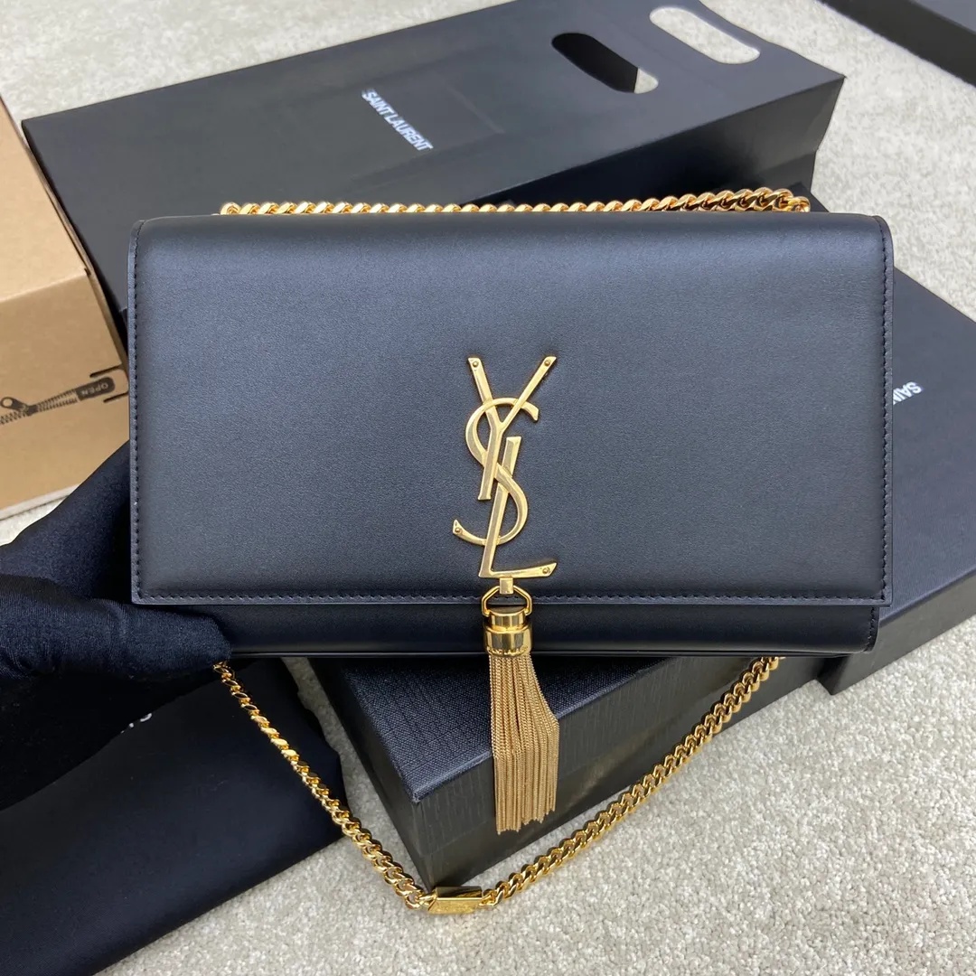 💰1300 South African black leather/gold [original leather] 🌈Y’s most classic style Kate crocodile pattern chain crossbody bag! A versatile style that is a must-have in every girl’s wardrobe! High-quality original crocodile-embossed cowhide, wear-resistant and scratch-resistant, no need to take special care of it💫Believe me, kate is definitely an eternal classic. No one can say that they are fashionable without a Y family tassel bag👍20210650 Model: 377829 Size: 24*14.5*5.5cm