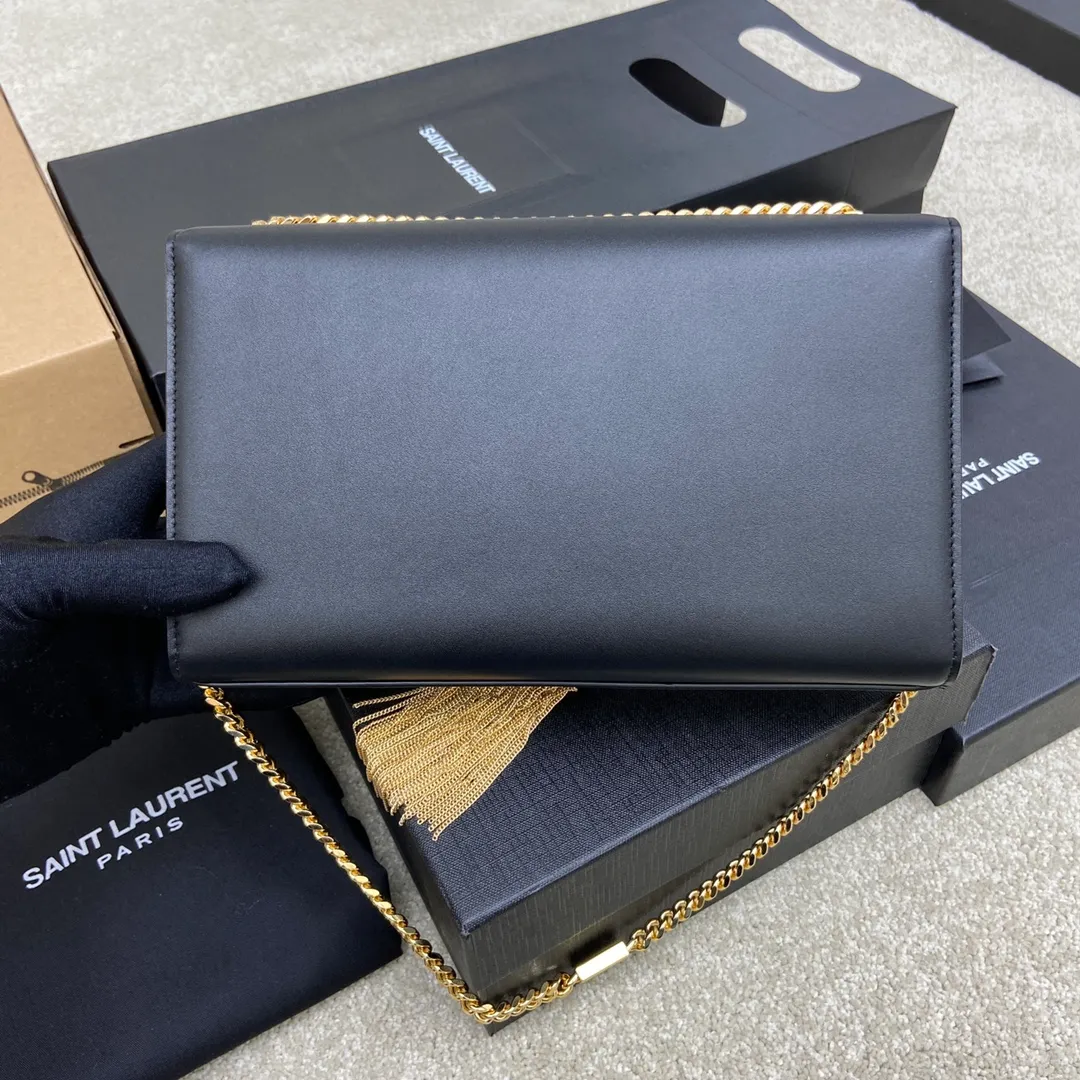 💰1300 South African black leather/gold [original leather] 🌈Y’s most classic style Kate crocodile pattern chain crossbody bag! A versatile style that is a must-have in every girl’s wardrobe! High-quality original crocodile-embossed cowhide, wear-resistant and scratch-resistant, no need to take special care of it💫Believe me, kate is definitely an eternal classic. No one can say that they are fashionable without a Y family tassel bag👍20210650 Model: 377829 Size: 24*14.5*5.5cm