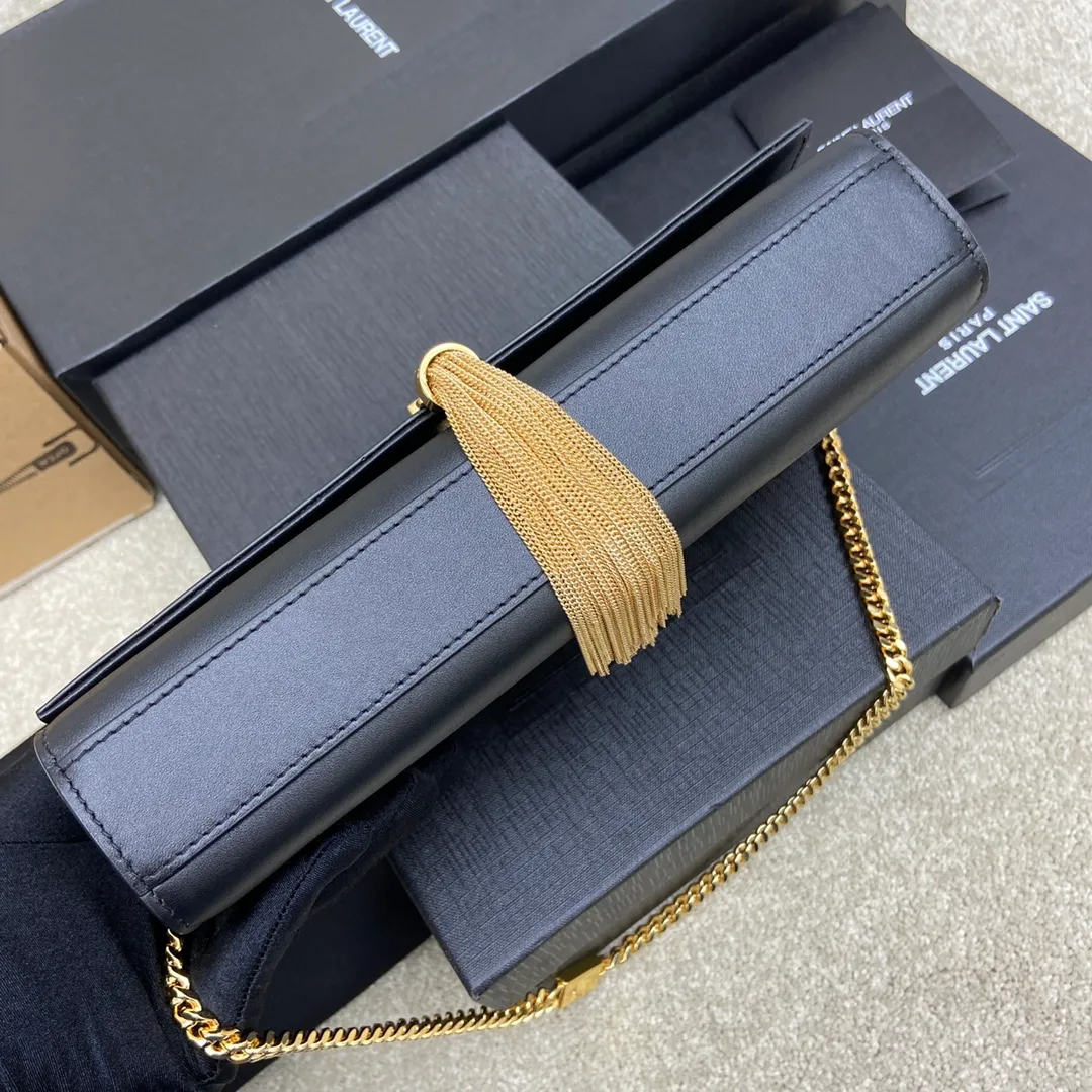 💰1300 South African black leather/gold [original leather] 🌈Y’s most classic style Kate crocodile pattern chain crossbody bag! A versatile style that is a must-have in every girl’s wardrobe! High-quality original crocodile-embossed cowhide, wear-resistant and scratch-resistant, no need to take special care of it💫Believe me, kate is definitely an eternal classic. No one can say that they are fashionable without a Y family tassel bag👍20210650 Model: 377829 Size: 24*14.5*5.5cm