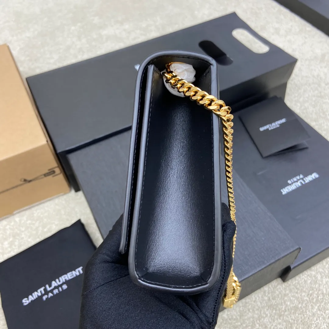 💰1300 South African black leather/gold [original leather] 🌈Y’s most classic style Kate crocodile pattern chain crossbody bag! A versatile style that is a must-have in every girl’s wardrobe! High-quality original crocodile-embossed cowhide, wear-resistant and scratch-resistant, no need to take special care of it💫Believe me, kate is definitely an eternal classic. No one can say that they are fashionable without a Y family tassel bag👍20210650 Model: 377829 Size: 24*14.5*5.5cm