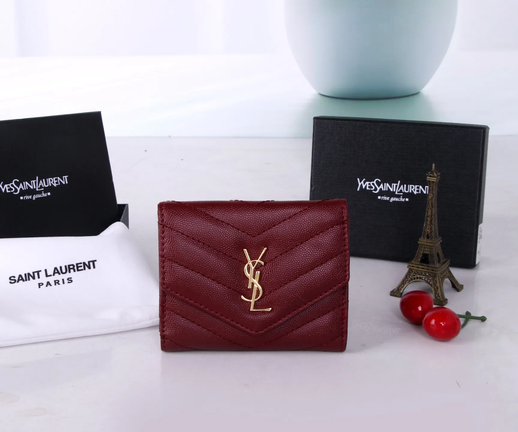 P170 Style No.: 802 Brand: Saint Laurent Color: Black Maroon Size: 11*10*2 Description: The 2021 YSL counter autumn and winter new styles are now available! Made of genuine leather with tuna pattern, the workmanship is exquisite, comparable to that of the counters! Multifunctional small wallet, super practical!