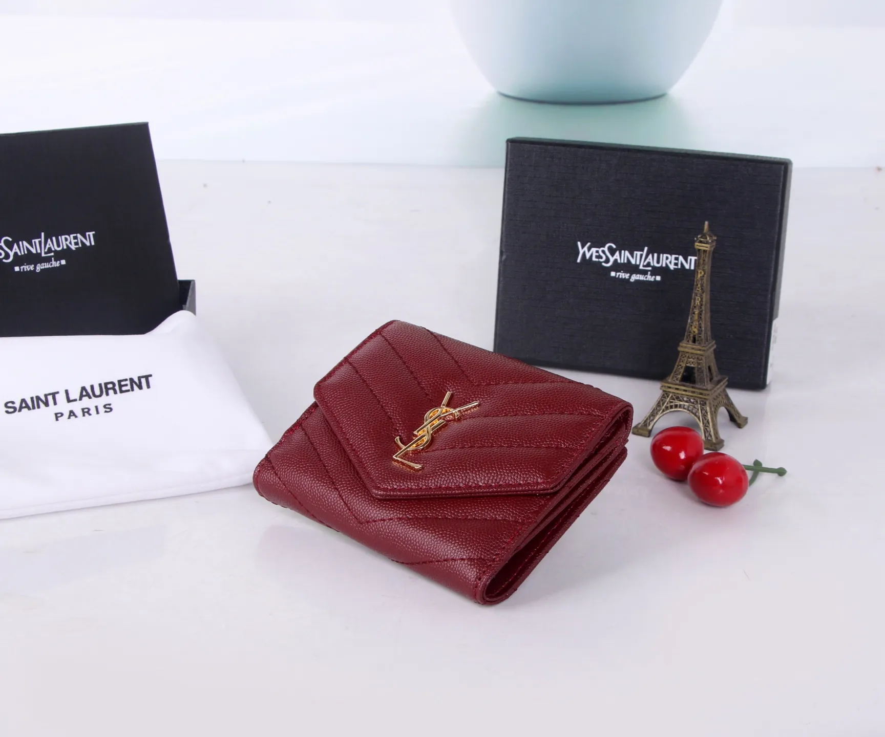 P170 Style No.: 802 Brand: Saint Laurent Color: Black Maroon Size: 11*10*2 Description: The 2021 YSL counter autumn and winter new styles are now available! Made of genuine leather with tuna pattern, the workmanship is exquisite, comparable to that of the counters! Multifunctional small wallet, super practical!