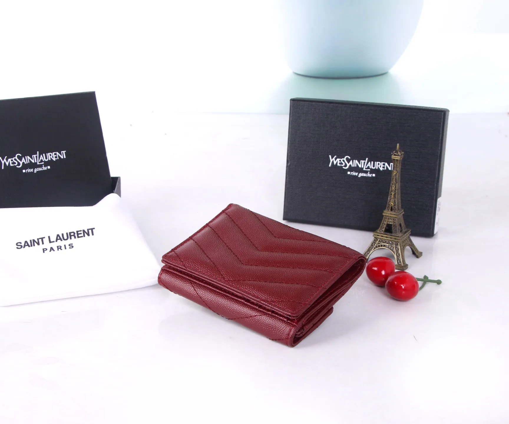 P170 Style No.: 802 Brand: Saint Laurent Color: Black Maroon Size: 11*10*2 Description: The 2021 YSL counter autumn and winter new styles are now available! Made of genuine leather with tuna pattern, the workmanship is exquisite, comparable to that of the counters! Multifunctional small wallet, super practical!