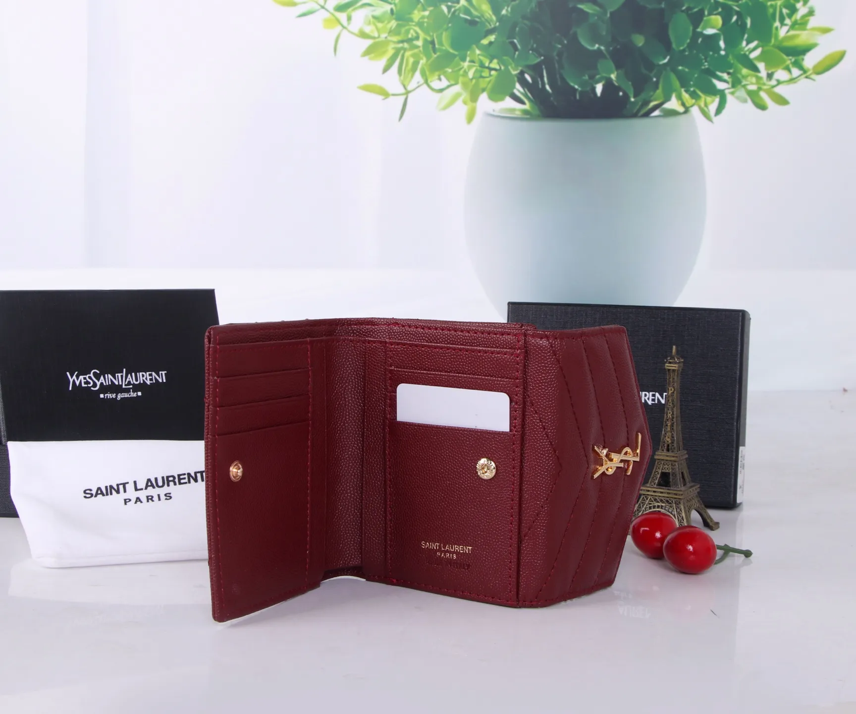 P170 Style No.: 802 Brand: Saint Laurent Color: Black Maroon Size: 11*10*2 Description: The 2021 YSL counter autumn and winter new styles are now available! Made of genuine leather with tuna pattern, the workmanship is exquisite, comparable to that of the counters! Multifunctional small wallet, super practical!