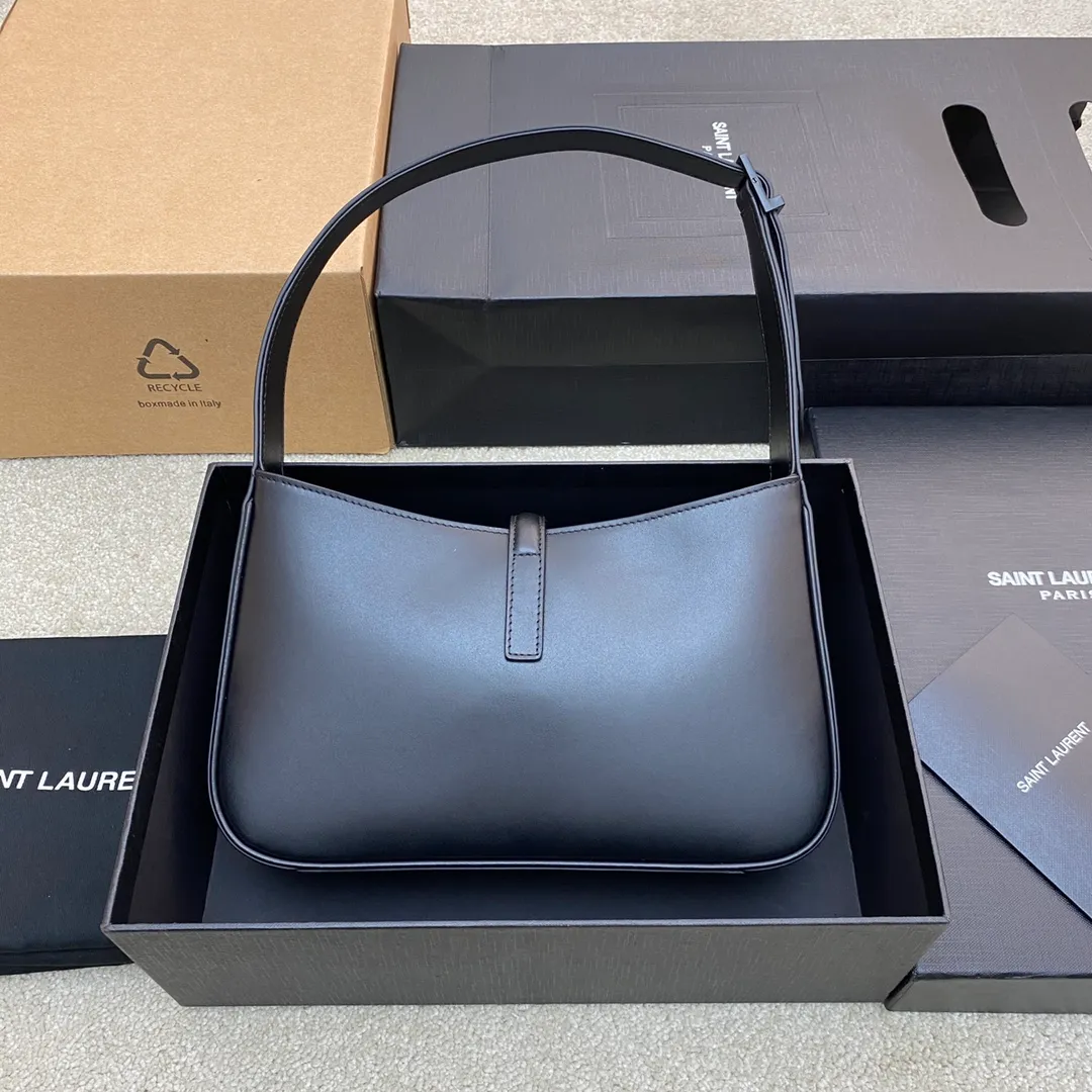💰1360 Black plain/gun buckle 🌈2023 spring and summer new armpit bag, hobo bag! One of this year’s treasure bags👍Minimalist shape + metal logo buckle opening and closing design Adjustable shoulder strap Simple, beautiful and high-end feeling The bag is light and easy to match. The wife is so beautiful l The bag has sufficient capacity💋20230680 Model: 657228 [Original leather] Size: 24.5*14*6cm