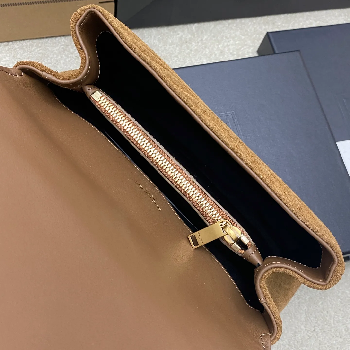 Caramel frosted/antique gold 🌈YLS classic brown frosted leather messenger bag, gold hardware, this medium handbag is practical and beautiful! Made of original deerskin leather imported from Europe, it feels super good 👍With metal chain, genuine leather detachable shoulder strap✨202500750 Model: 392737 [original leather] Size: 24x17x6.5cm