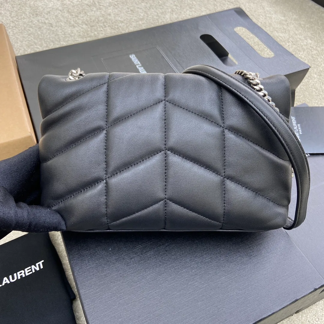 Black sheepskin/silver hardware 🌈Super popular LOULOU PUFFER small quilted lambskin bag🐏 Made of original genuine leather, soft and delicate to the touch. The bag has an inner zipper pocket for mobile phones and valuables, and a card slot for cards. In addition, there is no extra inner pocket design, small and exquisite 👍20210700 Size: 23*15.5*5.8cm Model: 620333 [original leather]