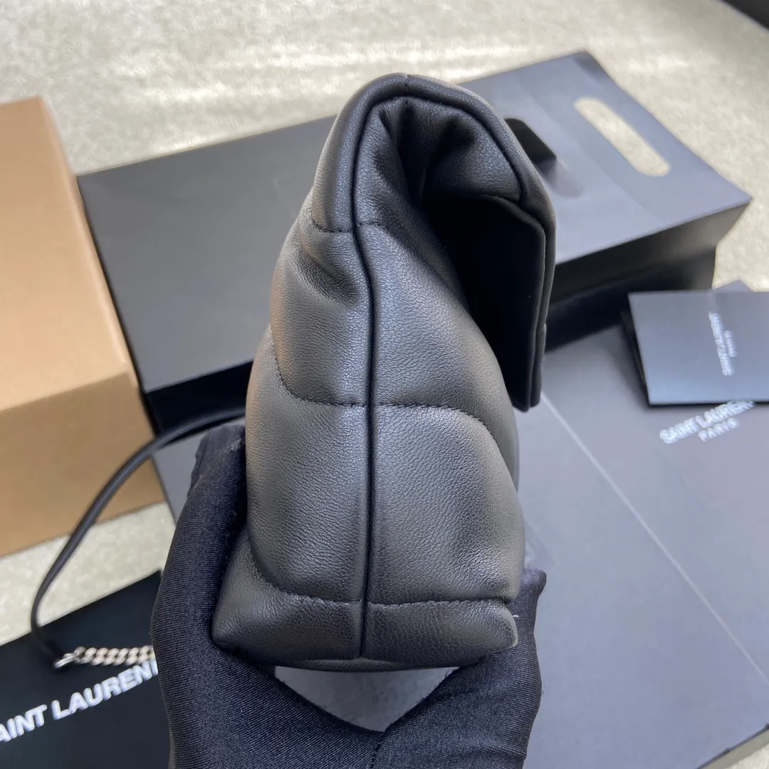 Black sheepskin/silver hardware 🌈Super popular LOULOU PUFFER small quilted lambskin bag🐏 Made of original genuine leather, soft and delicate to the touch. The bag has an inner zipper pocket for mobile phones and valuables, and a card slot for cards. In addition, there is no extra inner pocket design, small and exquisite 👍20210700 Size: 23*15.5*5.8cm Model: 620333 [original leather]