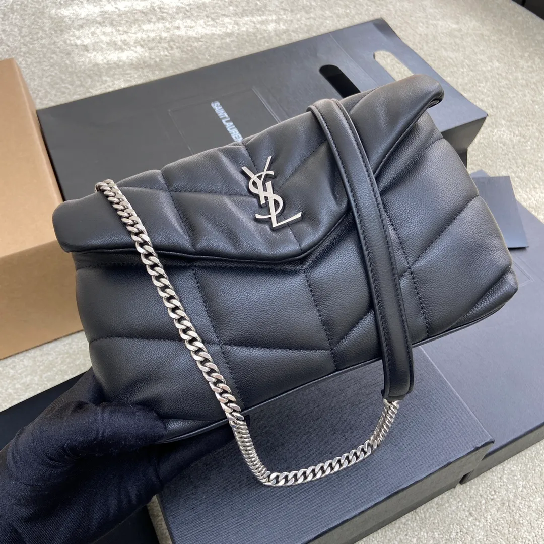 Black sheepskin/silver hardware 🌈Super popular LOULOU PUFFER small quilted lambskin bag🐏 Made of original genuine leather, soft and delicate to the touch. The bag has an inner zipper pocket for mobile phones and valuables, and a card slot for cards. In addition, there is no extra inner pocket design, small and exquisite 👍20210700 Size: 23*15.5*5.8cm Model: 620333 [original leather]