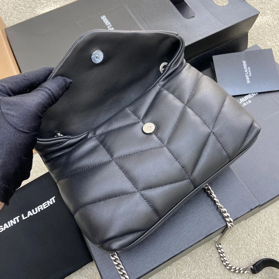 Black sheepskin/silver hardware 🌈Super popular LOULOU PUFFER small quilted lambskin bag🐏 Made of original genuine leather, soft and delicate to the touch. The bag has an inner zipper pocket for mobile phones and valuables, and a card slot for cards. In addition, there is no extra inner pocket design, small and exquisite 👍20210700 Size: 23*15.5*5.8cm Model: 620333 [original leather]