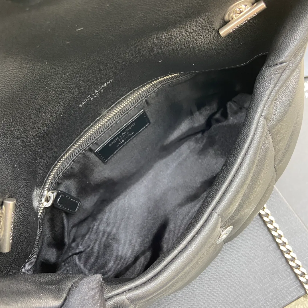 Black sheepskin/silver hardware 🌈Super popular LOULOU PUFFER small quilted lambskin bag🐏 Made of original genuine leather, soft and delicate to the touch. The bag has an inner zipper pocket for mobile phones and valuables, and a card slot for cards. In addition, there is no extra inner pocket design, small and exquisite 👍20210700 Size: 23*15.5*5.8cm Model: 620333 [original leather]