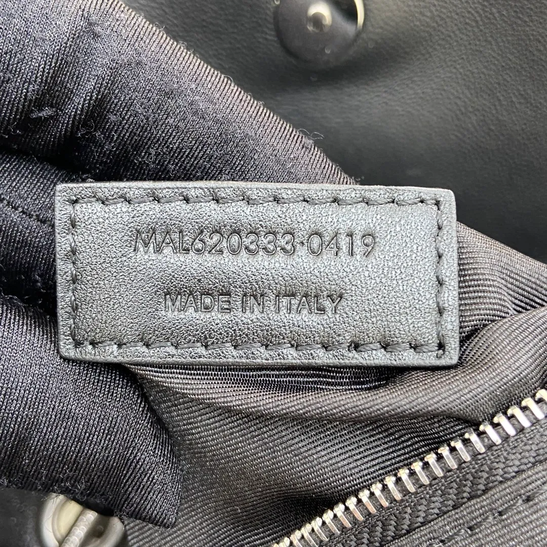Black sheepskin/silver hardware 🌈Super popular LOULOU PUFFER small quilted lambskin bag🐏 Made of original genuine leather, soft and delicate to the touch. The bag has an inner zipper pocket for mobile phones and valuables, and a card slot for cards. In addition, there is no extra inner pocket design, small and exquisite 👍20210700 Size: 23*15.5*5.8cm Model: 620333 [original leather]