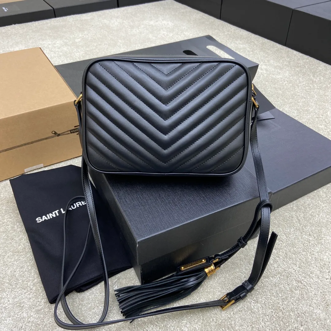 Black plain leather/antique gold 🌈The popular Y family LOU BAG camera bag is super lightweight and has an amazing capacity👍original ZP leather‼ ️Delicate and high-end, the leather feels super good👍The simple bag body is embellished with Y’s classic logo, the shoulder straps can be adjusted, and the tassel pendant can be removed, making it lightweight and versatile! 20210680 Model: 505730 [original leather] Size: 23*16*6cm
