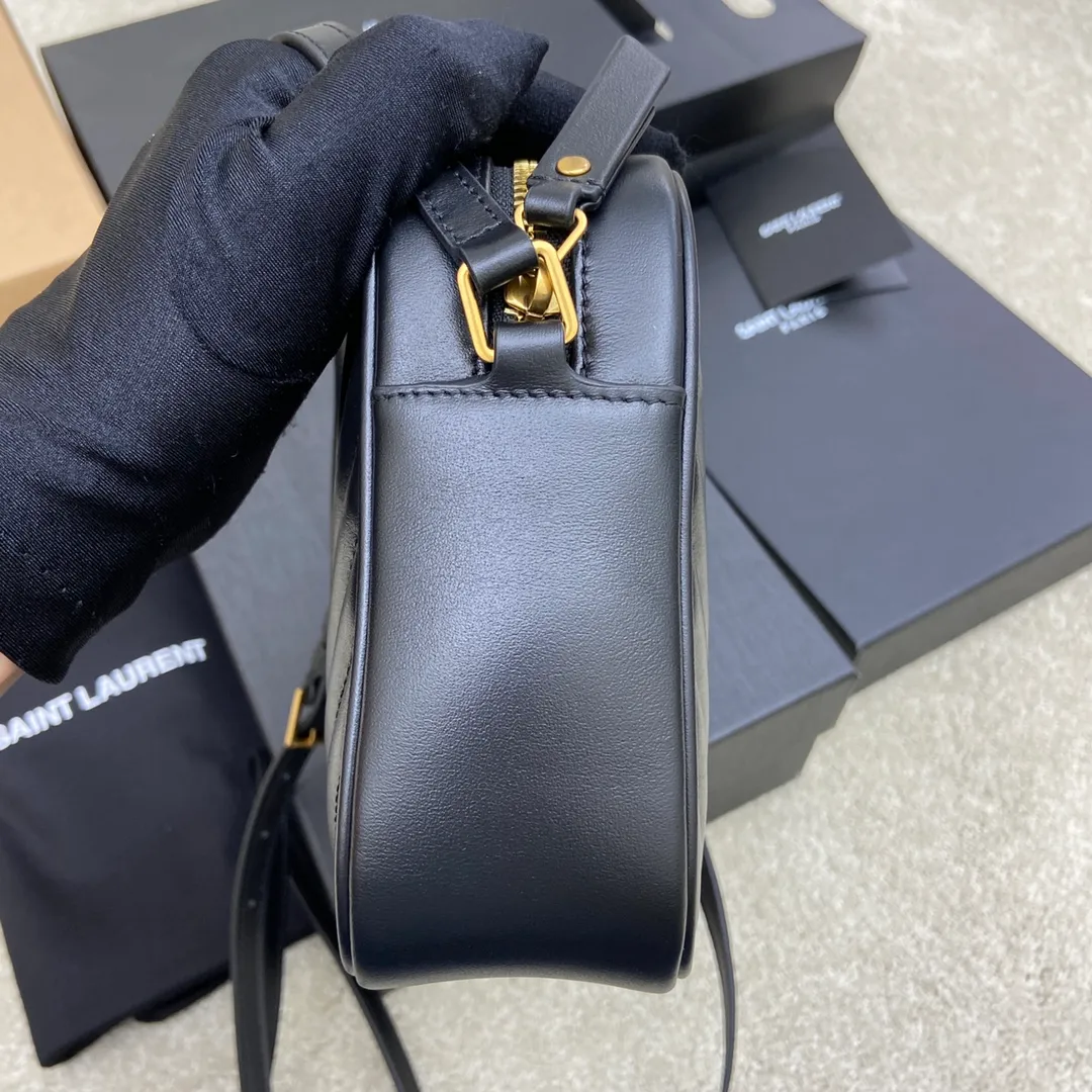Black plain leather/antique gold 🌈The popular Y family LOU BAG camera bag is super lightweight and has an amazing capacity👍original ZP leather‼ ️Delicate and high-end, the leather feels super good👍The simple bag body is embellished with Y’s classic logo, the shoulder straps can be adjusted, and the tassel pendant can be removed, making it lightweight and versatile! 20210680 Model: 505730 [original leather] Size: 23*16*6cm