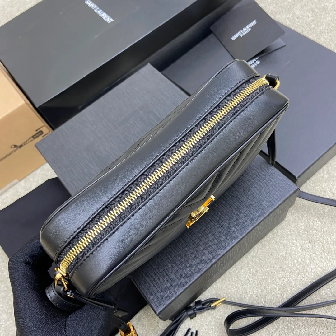Black plain leather/antique gold 🌈The popular Y family LOU BAG camera bag is super lightweight and has an amazing capacity👍original ZP leather‼ ️Delicate and high-end, the leather feels super good👍The simple bag body is embellished with Y’s classic logo, the shoulder straps can be adjusted, and the tassel pendant can be removed, making it lightweight and versatile! 20210680 Model: 505730 [original leather] Size: 23*16*6cm