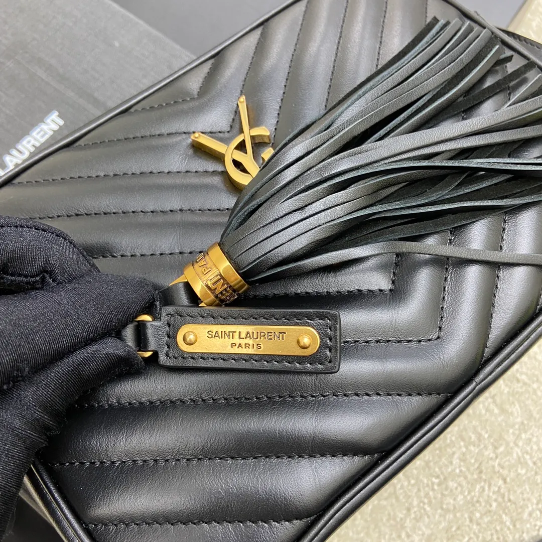 Black plain leather/antique gold 🌈The popular Y family LOU BAG camera bag is super lightweight and has an amazing capacity👍original ZP leather‼ ️Delicate and high-end, the leather feels super good👍The simple bag body is embellished with Y’s classic logo, the shoulder straps can be adjusted, and the tassel pendant can be removed, making it lightweight and versatile! 20210680 Model: 505730 [original leather] Size: 23*16*6cm