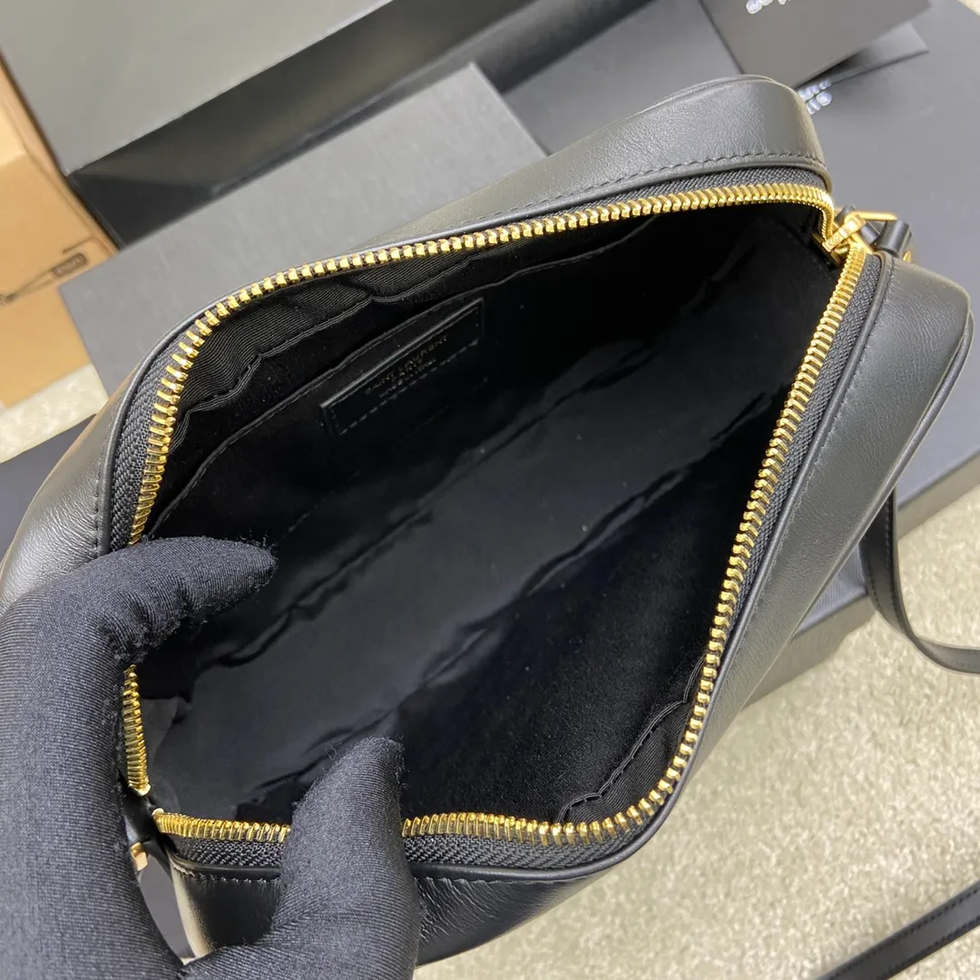 Black plain leather/antique gold 🌈The popular Y family LOU BAG camera bag is super lightweight and has an amazing capacity👍original ZP leather‼ ️Delicate and high-end, the leather feels super good👍The simple bag body is embellished with Y’s classic logo, the shoulder straps can be adjusted, and the tassel pendant can be removed, making it lightweight and versatile! 20210680 Model: 505730 [original leather] Size: 23*16*6cm