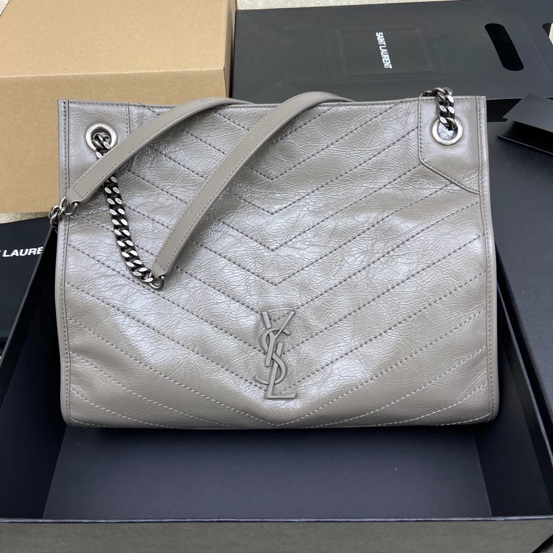 Oil-waxed light gray/antique silver 🌈NIKI SHOPPING BAG original leather. It continues Niki style and uses wrinkled oil-waxed cowhide and the logo is wrapped in genuine leather. There is a magnetic buckle in the middle of the bag to ensure the safety of the bag. There is a zipper compartment and an open slot design inside to hold mobile phones and change cards for easy access. The bag is very light in weight and has a large capacity, making it extremely practical👍20210790 Model: 577999 [original leather] Size: 33*27*11.5cm [this size does not come with packaging]