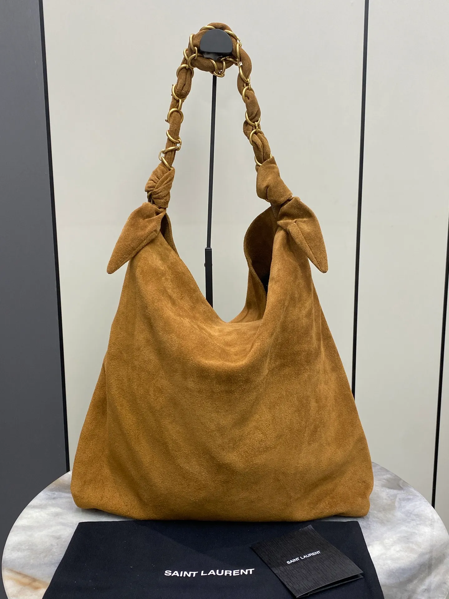 💰1900 matte brown/gold 🌈Ysl new shopping bag, caramel suede bag! Paired with a woven LE CASSANDRE jewelry chain wrapped in leather, it adds a sense of mystery. Super fashionable and generous, straightforward and casual, good news for those who like lightweight shopping bags. The rough touch + retro color scheme brings a timeless charm! 20250950 Model: 834750 [original leather] Size: 42x50x1cm [this size does not come with packaging]